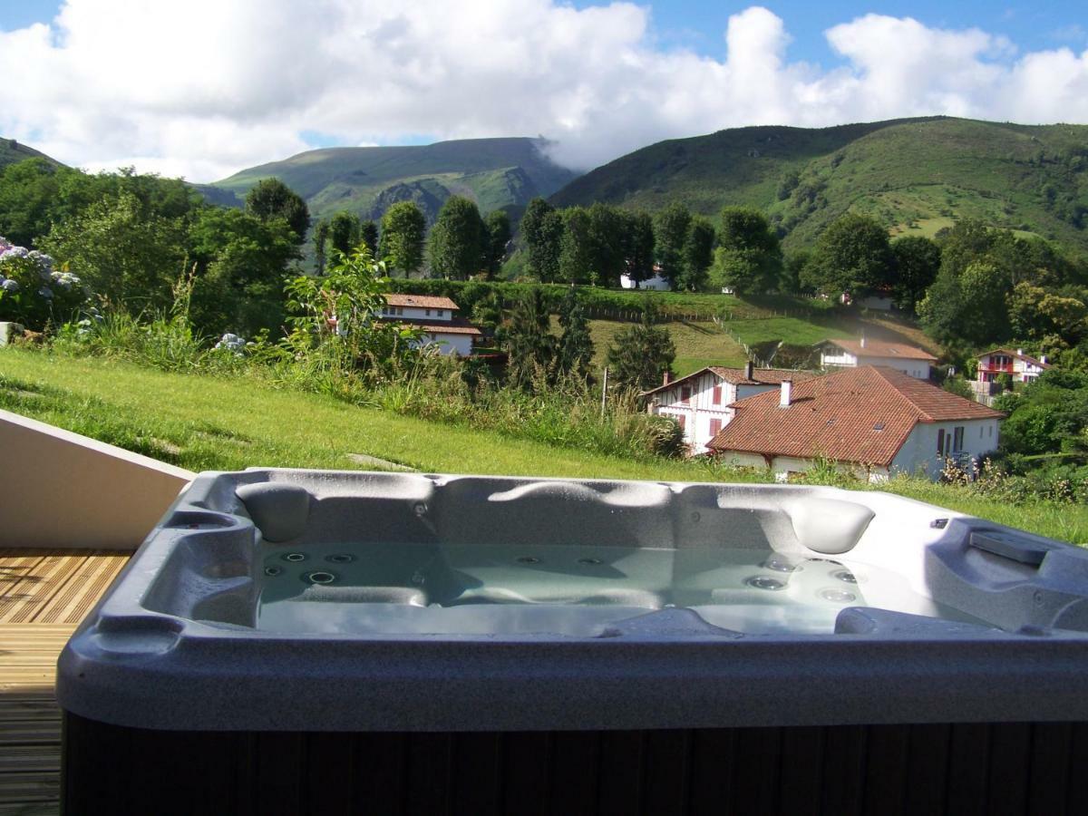 Etxe goxoan chambres d'hôtes avec cuisine été équipée commune et jaccuzi Itxassou Exterior foto